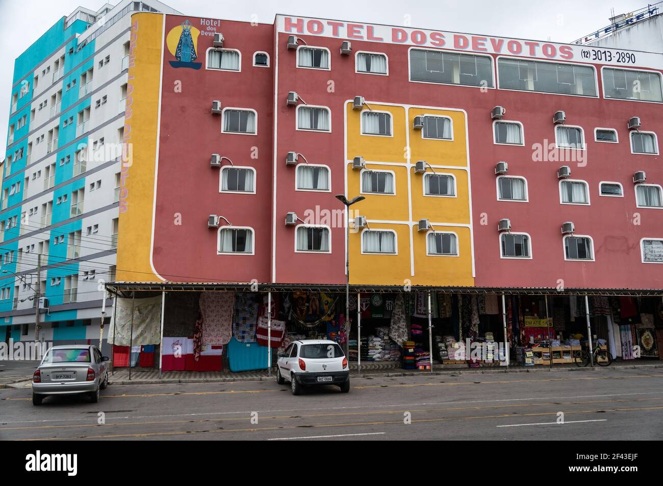 Hotel dos Devotos (Devotees Hotel) façade colorée où les pèlerins peuvent rester tout en visitant la ville religieuse. Banque D'Images