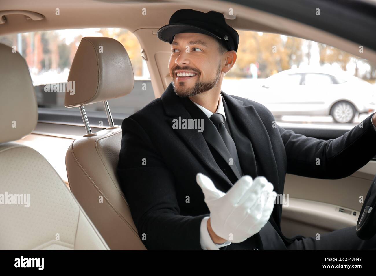 Beau chauffeur conduisant une voiture de luxe Photo Stock - Alamy