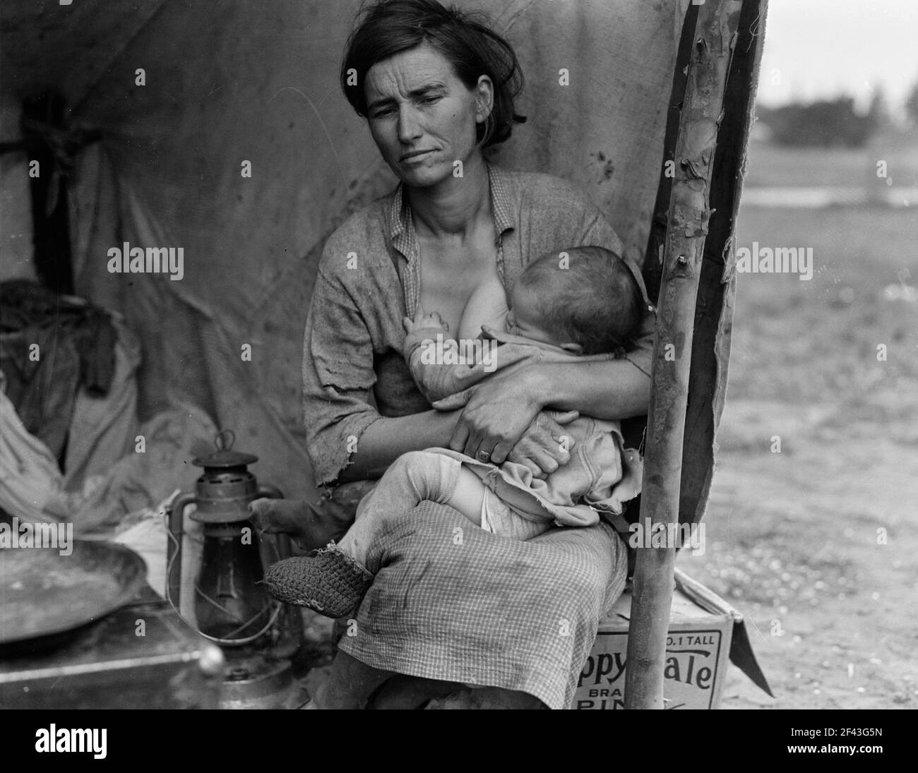 Famille des travailleurs agricoles migrants. Sept enfants affamés. Mère âgée de trente-deux ans. Père est originaire de Californie. Nipomo, Californie photo montre Florence Thompson avec plusieurs de ses enfants dans un abri de tente dans le cadre de la série ' mère migrant '. Mars 1936.Photographie par Dorothea Lange. Banque D'Images