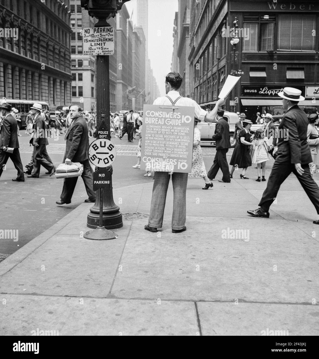 42nd Street et Madison Avenue. Guide du bureau du consommateur de vente de  Street Hawker. New York. Juillet 1939. Photo de Dorothea Lange Photo Stock  - Alamy