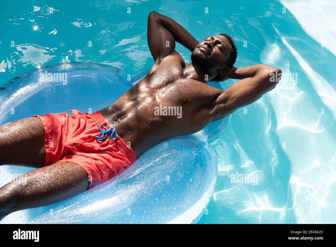 jeune homme avec un beau corps en maillot de bain sautant sur une plage  tropicale. 4241911 Photo de stock chez Vecteezy