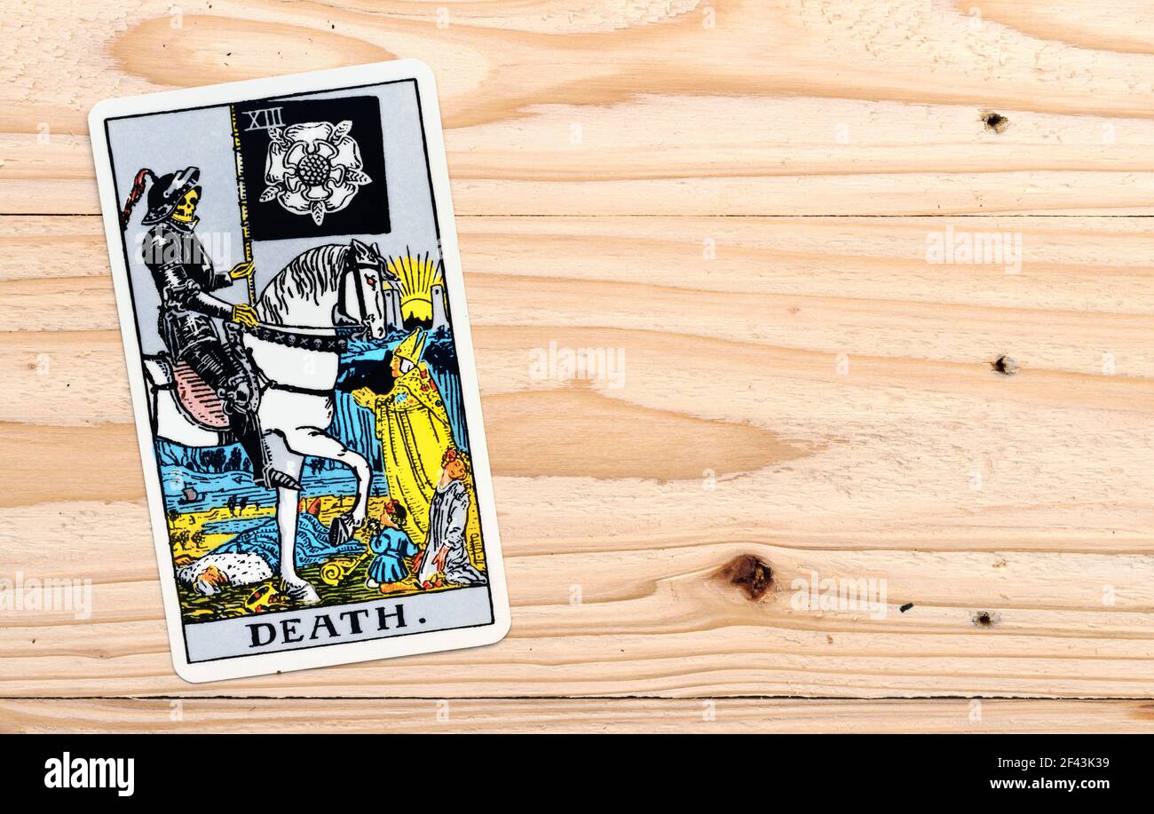 La carte de la mort , Tarot cartes Tarot sur fond en bois . Banque D'Images
