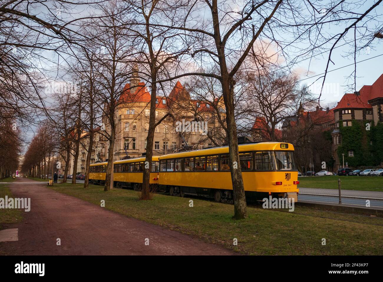 Le tram Old Tatra T3 de couleur jaune attend que les gens se trouvent. Les transports en commun dans la ville. Véhicule Dresdner Verkehrsbetriebe. Banque D'Images