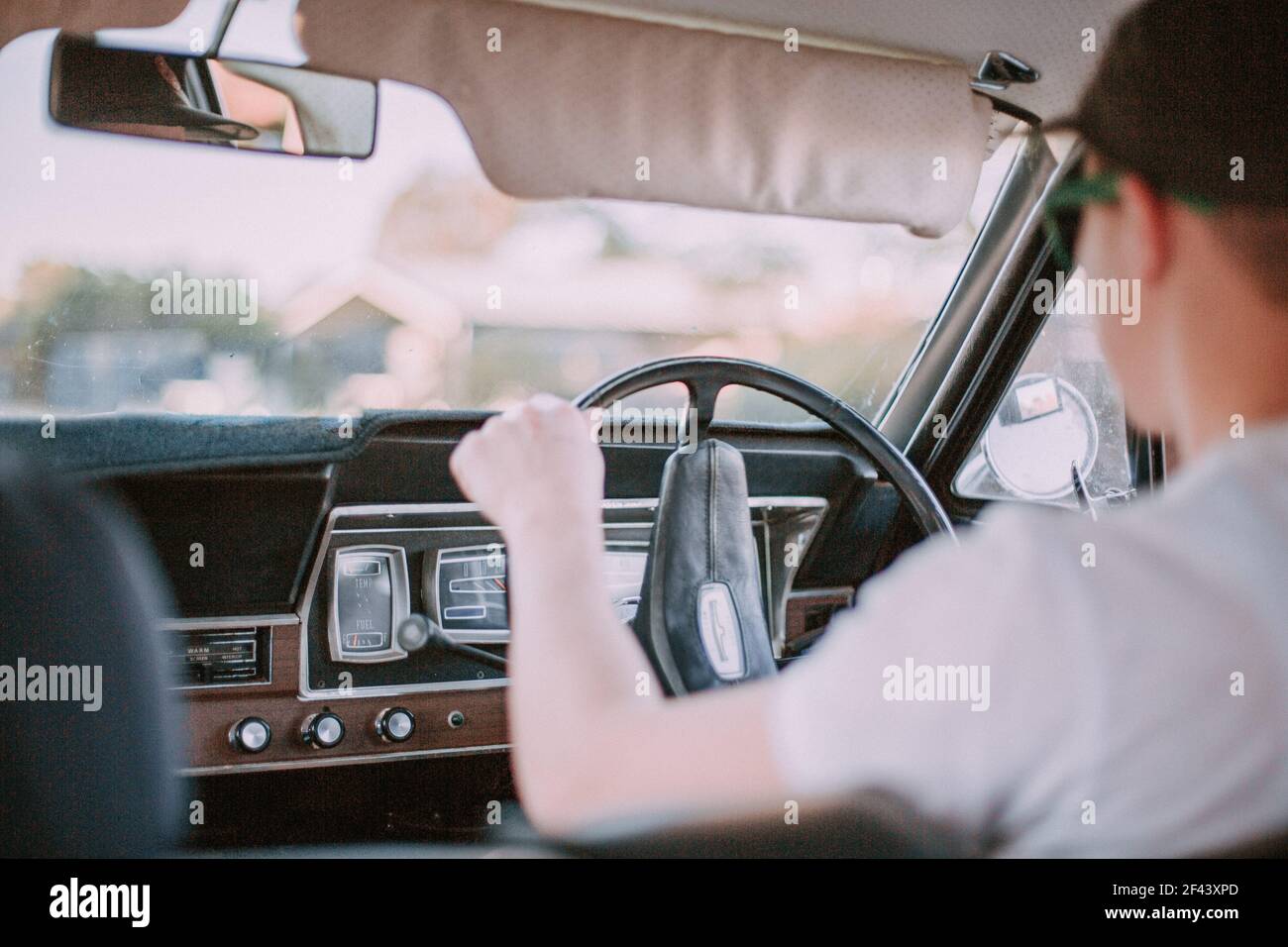 Homme conduisant ford vaillant vue floue Banque D'Images