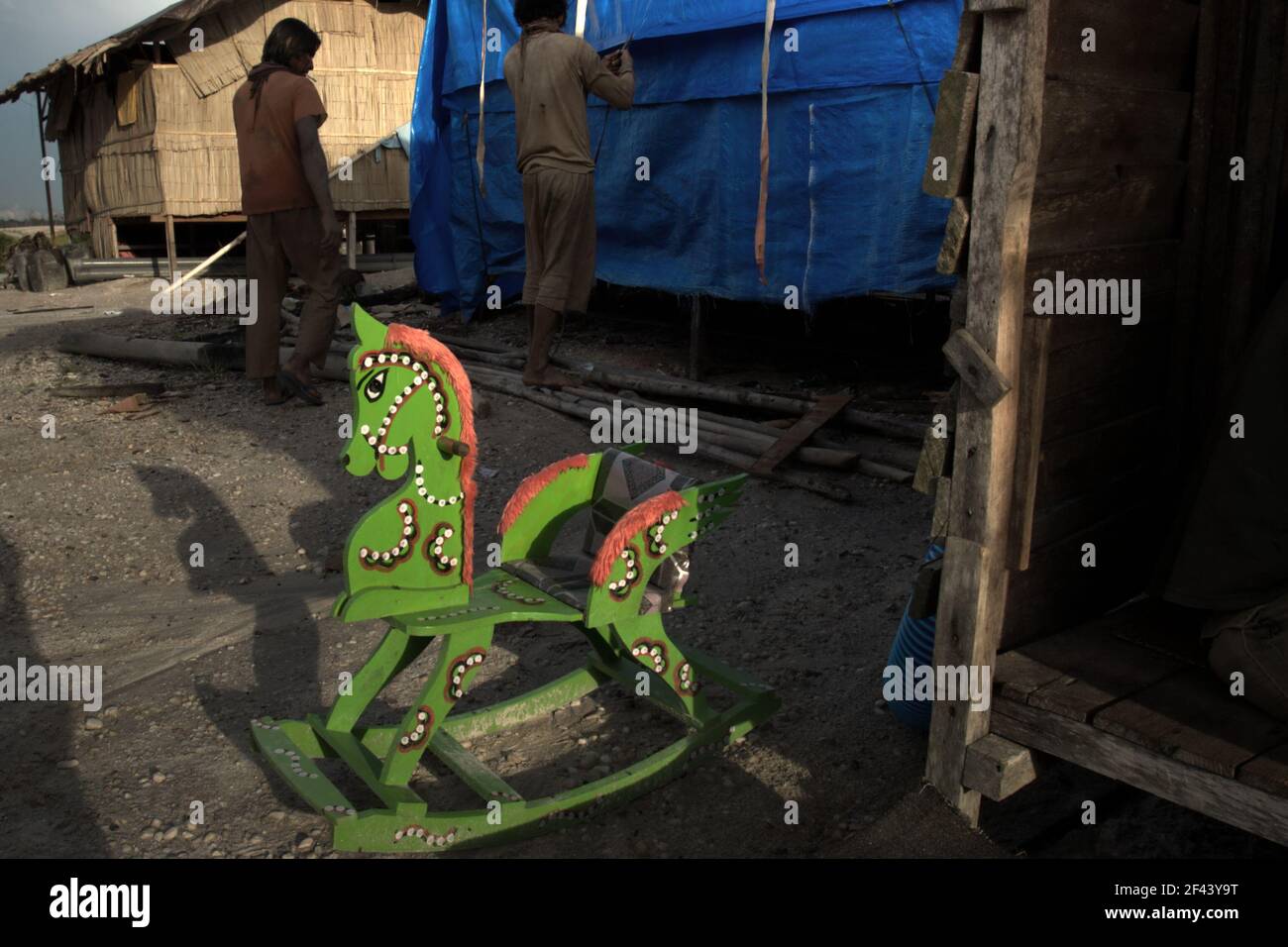 Un jeu pour enfants devant un abri d'extraction d'or à Hampait, dans le centre de Kalimantan, en Indonésie. Selon un rapport d'étape publié en 2020 par la Convention de Minamata sur le mercure, le secteur des mines d'or artisanales et à petite échelle implique plus de 15 millions de mineurs et leurs familles dans le monde entier, dont 4 à 5 millions de femmes et d'enfants. Banque D'Images