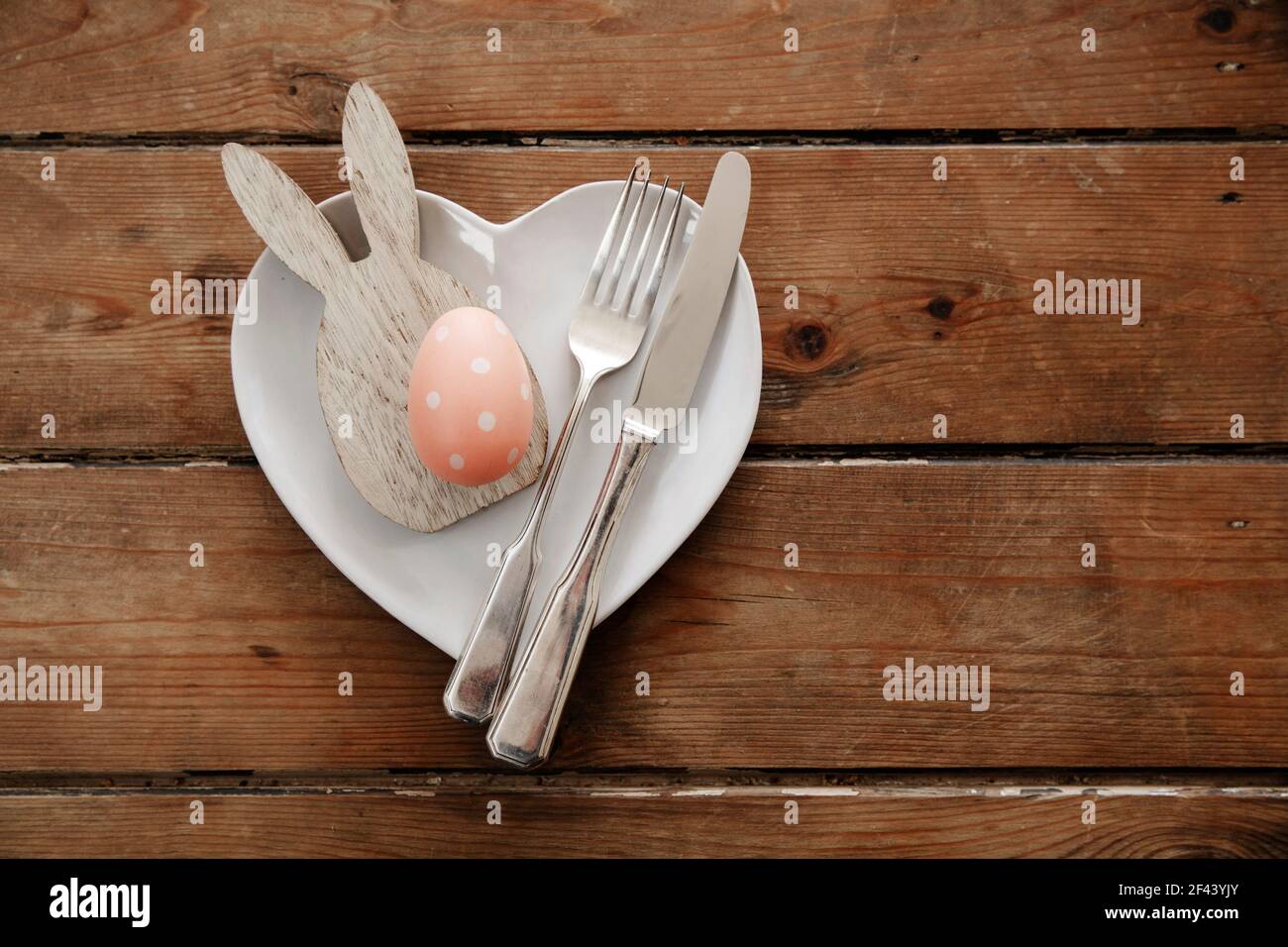 Table de repas de Pâques décorée de lapin de pâques et de pâques au printemps œuf Banque D'Images