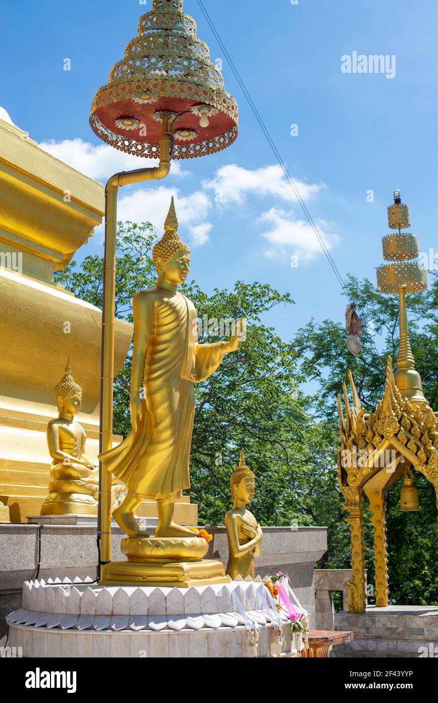 Statue de Bouddha , Bouddha marchant au temple de Pagoda en Thaïlande. Banque D'Images