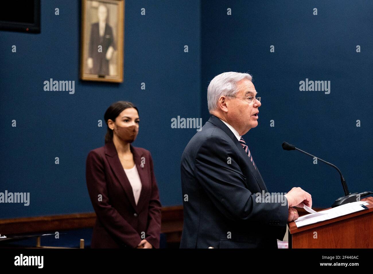 Le sénateur Bob Menendez, D-N.J., prend la parole lors d'une conférence de presse pour l'annonce de l'introduction bicamérale de la loi sur l'autodétermination de Porto Rico de 2021 à Capitol Hill, Washington, DC, USA, le 18 mars 2021. Photo par Anna Moneymaker/Pool/ABACAPRESS.COM Banque D'Images