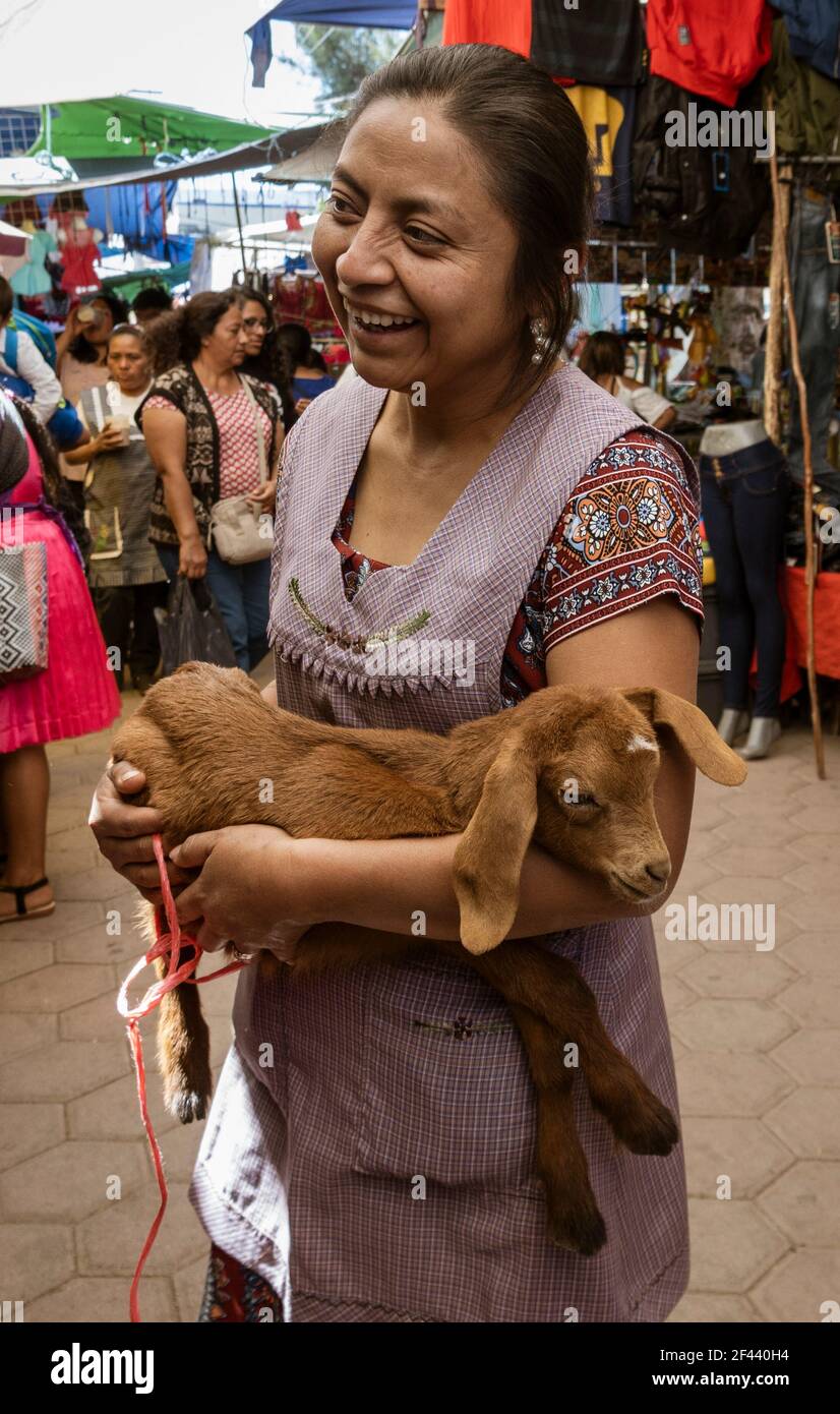 Oaxaca Mexique 19 11 30 Jeune Femme Tient A Vendre Au Chevre Bebe Marche Photo Stock Alamy