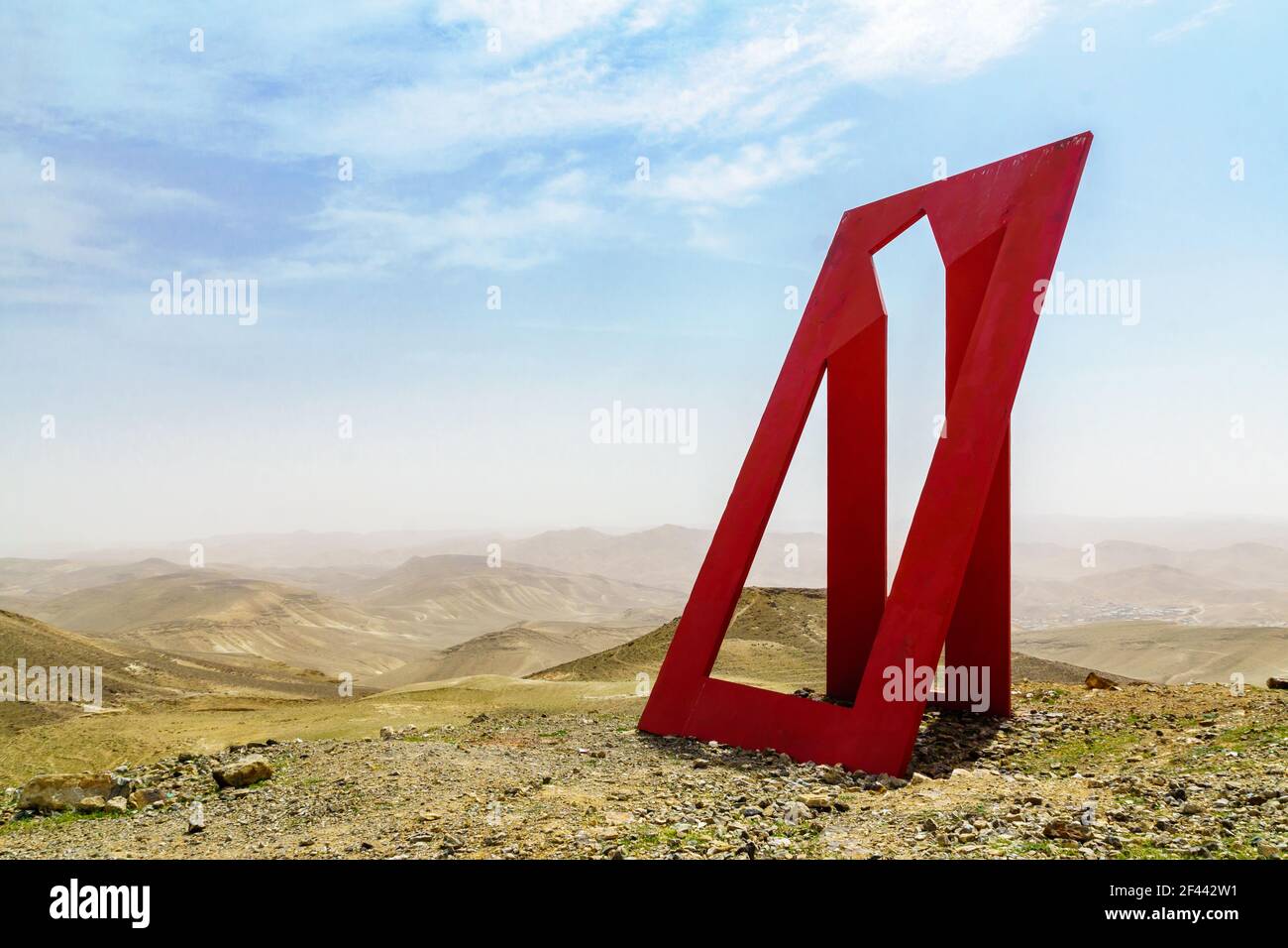 Arad, Israël - 11 mars 2021 : sculpture de la porte du désert et paysage du désert judéo, à Arad, dans le sud d'Israël Banque D'Images