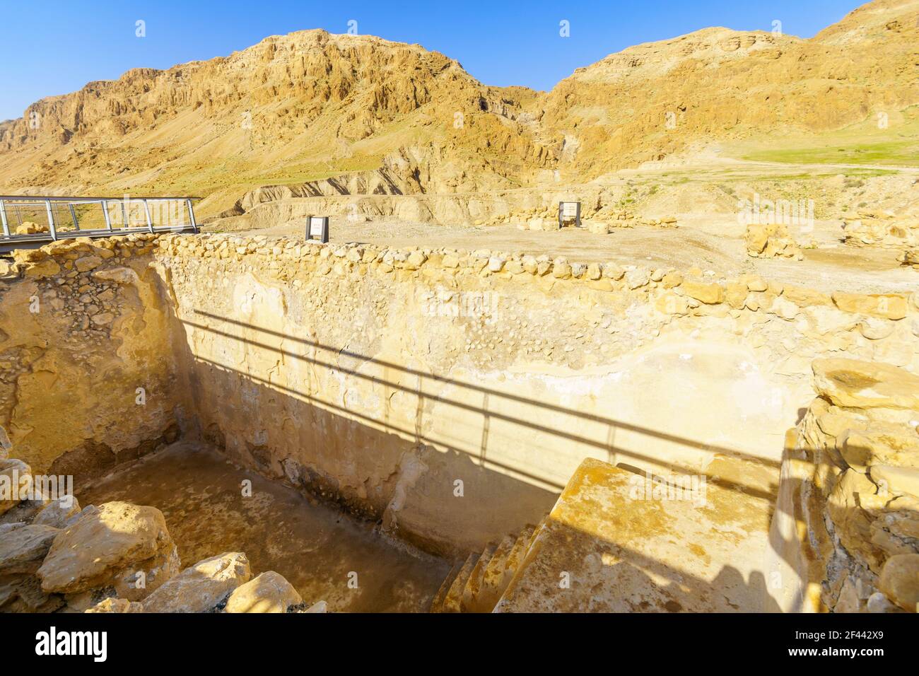 Qumran, Israël - 12 mars 2021 : vue d'un ancien réservoir d'eau à Qumran, au nord-ouest de la mer Morte, au sud d'Israël Banque D'Images