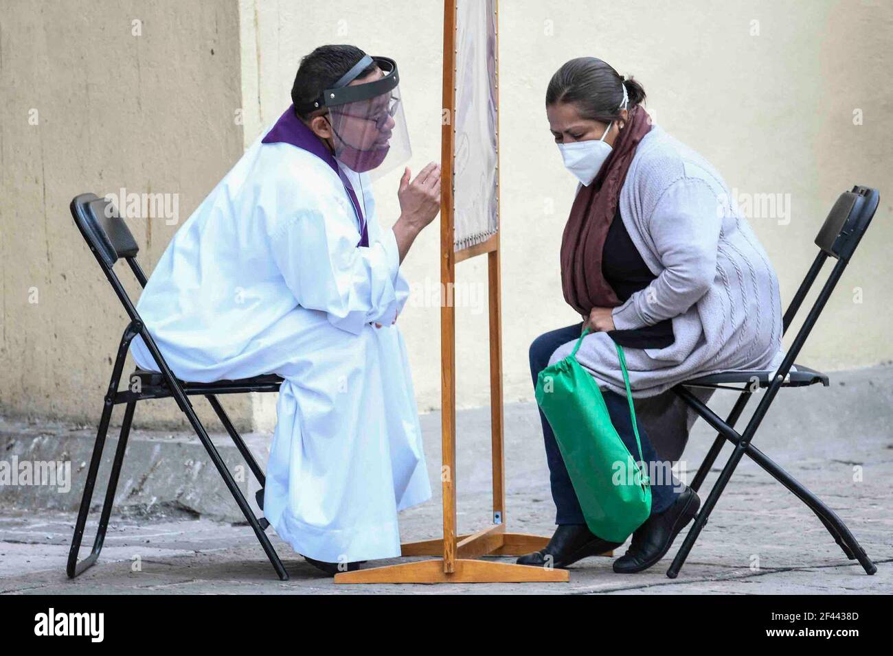 Toluca, Mexique. 18 mars 2021. Un prêtre, écoute une confession d'un fidèle lors d'une confession en plein air au temple de Santa Veracruz, comme protocoles de sécurité pour prévenir de nouvelles infections Covid. Toluca, Mexique, 18 mars 2021. Photo par Amaresh V. Narro/Eyepix/ABACAPRESS.COM crédit: Abaca Press/Alay Live News Banque D'Images