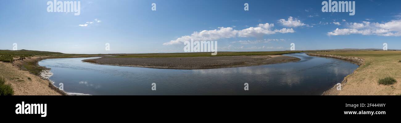 Panorama d'une rivière près du lac Ogii en Mongolie en été avec ciel bleu et nuages blancs. Banque D'Images