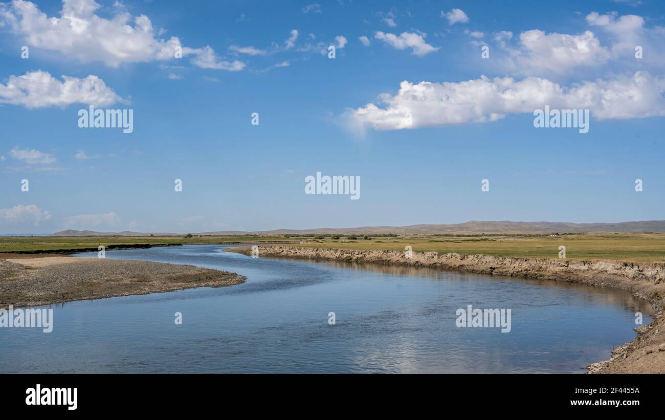 Rivière près du lac Ogii en Mongolie en été avec ciel bleu et nuages blancs. Banque D'Images