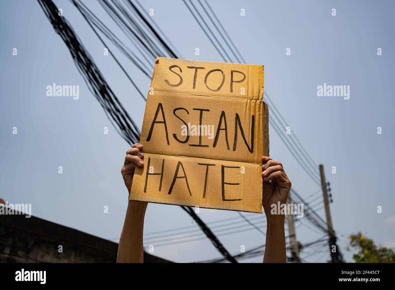 Un homme portant le signe Halte à la haine asiatique Banque D'Images