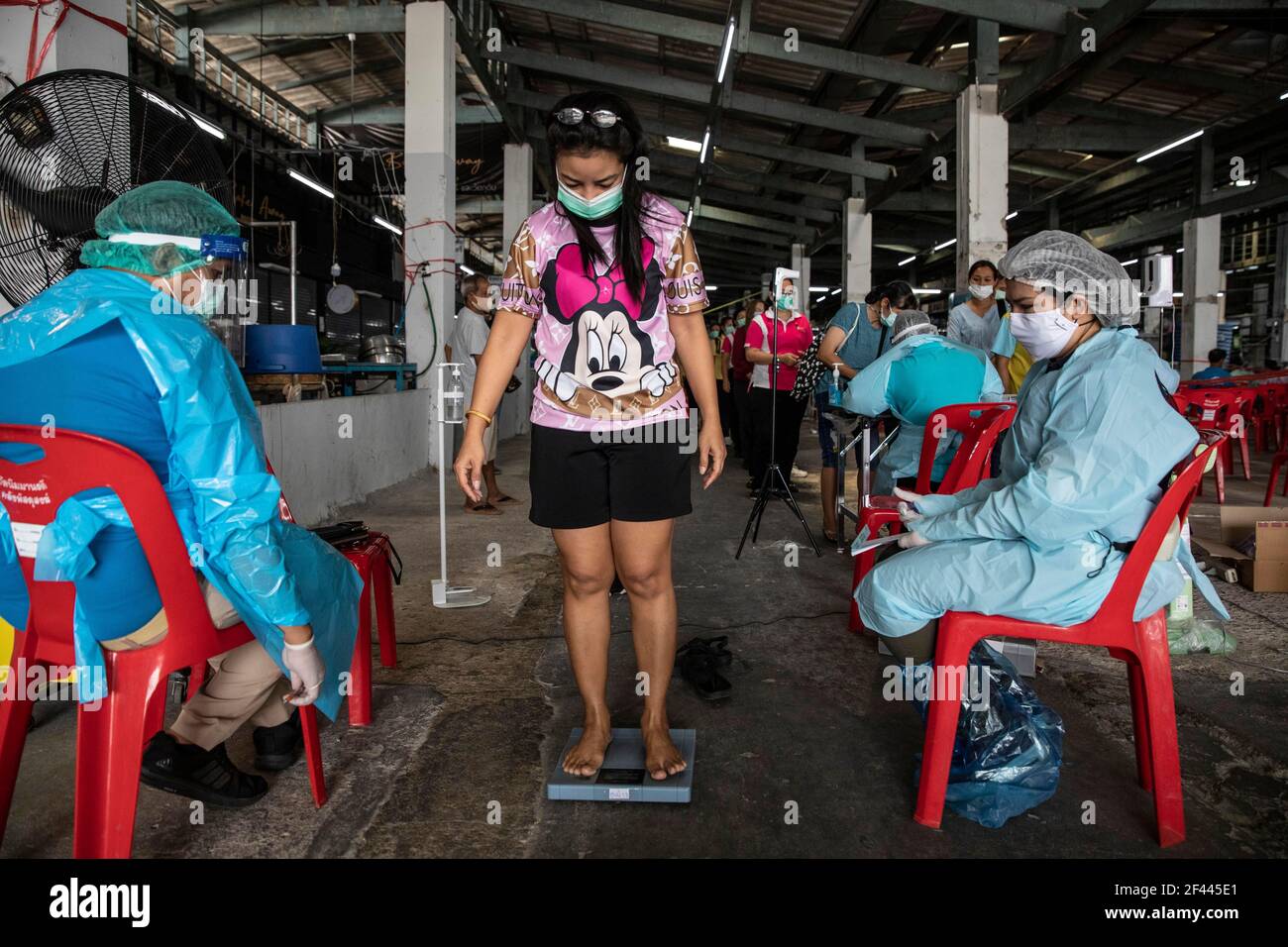 Thaïlande. 19 mars 2021. Une femme est pesée avant de se mettre en file d'avance pour recevoir une dose de CoronaVac, un vaccin Covid-19 coronavirus développé par Sinovac Biotech ltd. Les travailleurs de la santé ont vacciné 600 résidents par jour, après la découverte d'un groupe de cas de coronavirus Covid-19 sur le marché de Bang Khae. Credit: Andre Malerba/ZUMA Wire/Alay Live News Banque D'Images