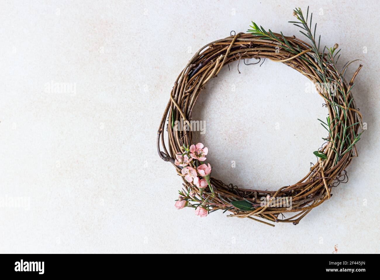 Couronne de printemps décorative faite de brindilles et de fleurs. Créativité DIY. Mise au point sélective. Banque D'Images