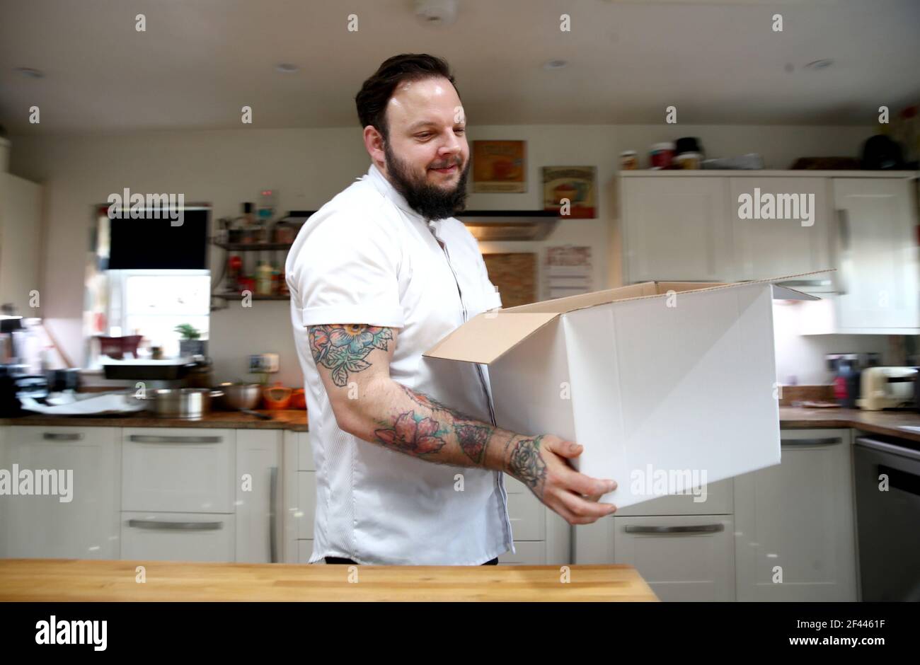 Photo non publiée du 11/02/2021 du chef Thomas Greig préparant des plats chez lui à Mansfield, dans le Nottinghamshire, où il a créé une entreprise proposant « une cuisine fine dans une boîte » après avoir quitté son poste de chef pour Gordon Ramsey à Londres, Au cours du troisième confinement national de l'Angleterre pour freiner la propagation du coronavirus. Date de publication : vendredi 19 mars 2021. Banque D'Images