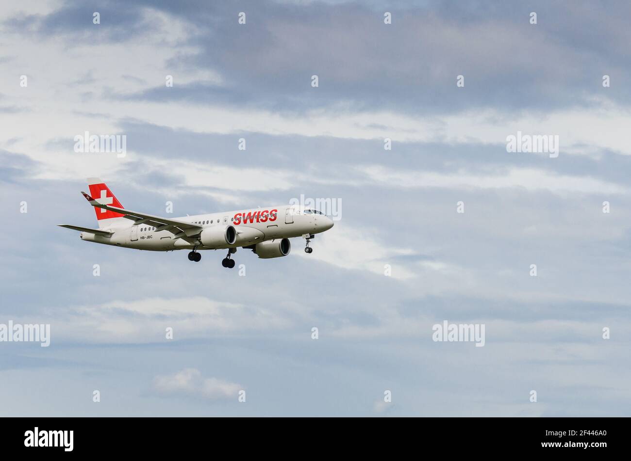 Avion de passagers Airbus A220-100 de Swiss International Air Lines à l'approche de l'aéroport de Zurich Banque D'Images