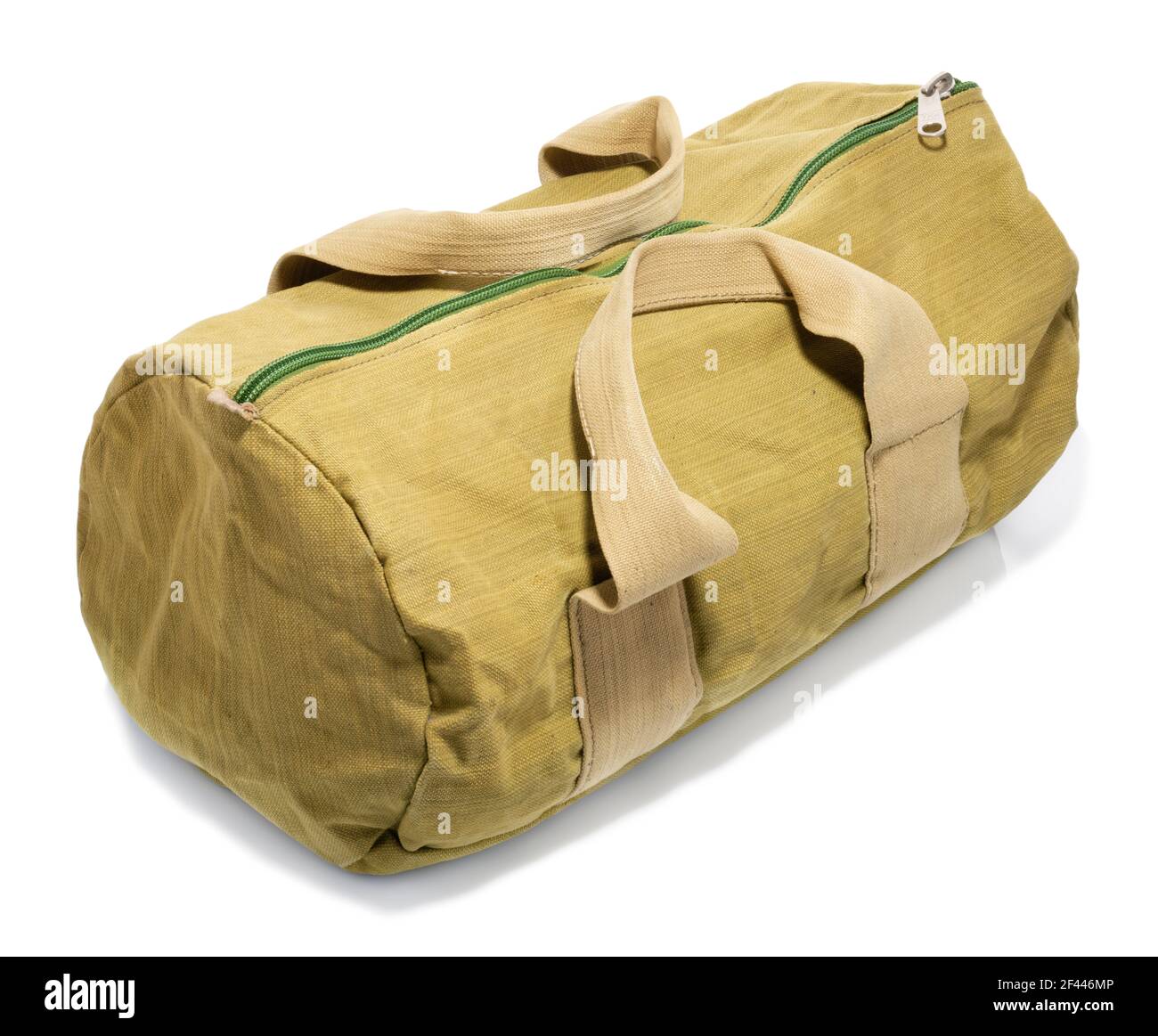 Un sac en toile de couleur kaki. Fourre-tout avec deux poignées et une fermeture éclair résistante. Un sac de voyage en forme de tonneau. Banque D'Images