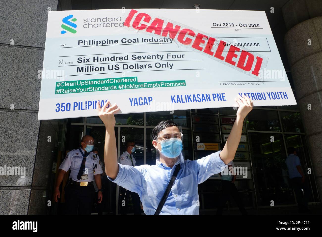 Makati City, Philippines. 19 mars 2021. Les activistes du climat ont tenu un énorme chèque annulé, alors qu'ils ont protesté devant la Standard Chartered Bank. Ils demandent à la banque de cesser de financer des projets d'énergie du charbon. Crédit : CIC de la majorité mondiale/Alamy Live News Banque D'Images