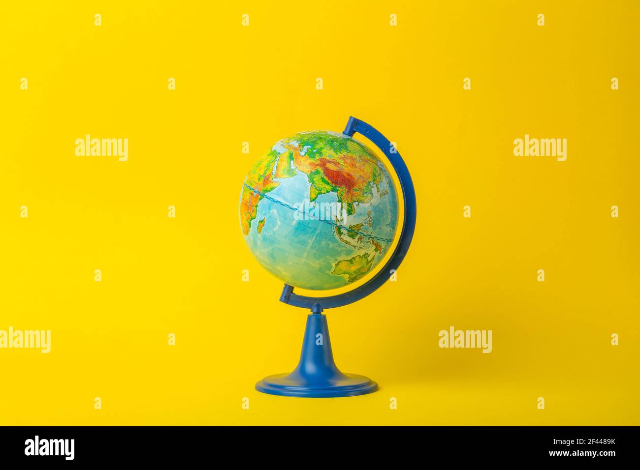 Globe terrestre sur fond jaune propre. Éducation, école, étude et connaissance de fond concept. Photo de haute qualité Banque D'Images