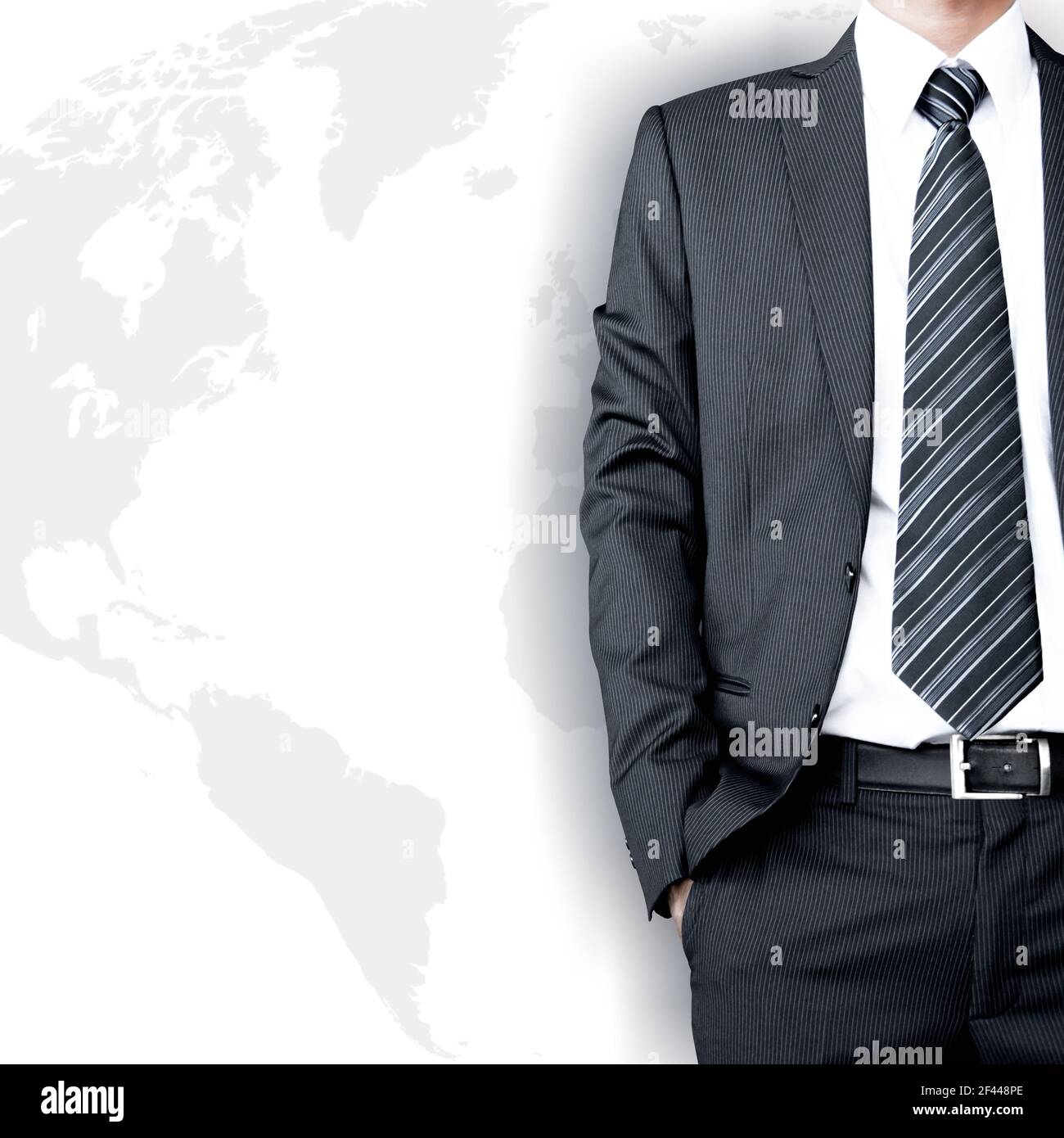 Homme d'affaires en costume et cravate debout sur fond de carte du monde avec espace de copie - concept réussi et confiant Banque D'Images