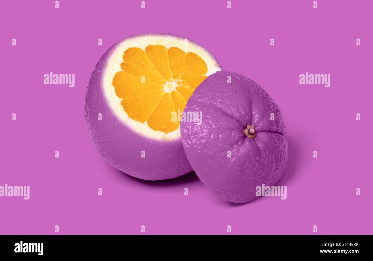 Étrange violet tranché orange isolé sur un fond rose Banque D'Images