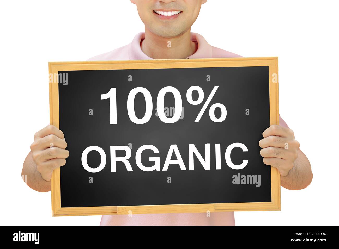 100% DE TEXTE ORGANIQUE sur le tableau noir tenu par l'homme souriant Banque D'Images