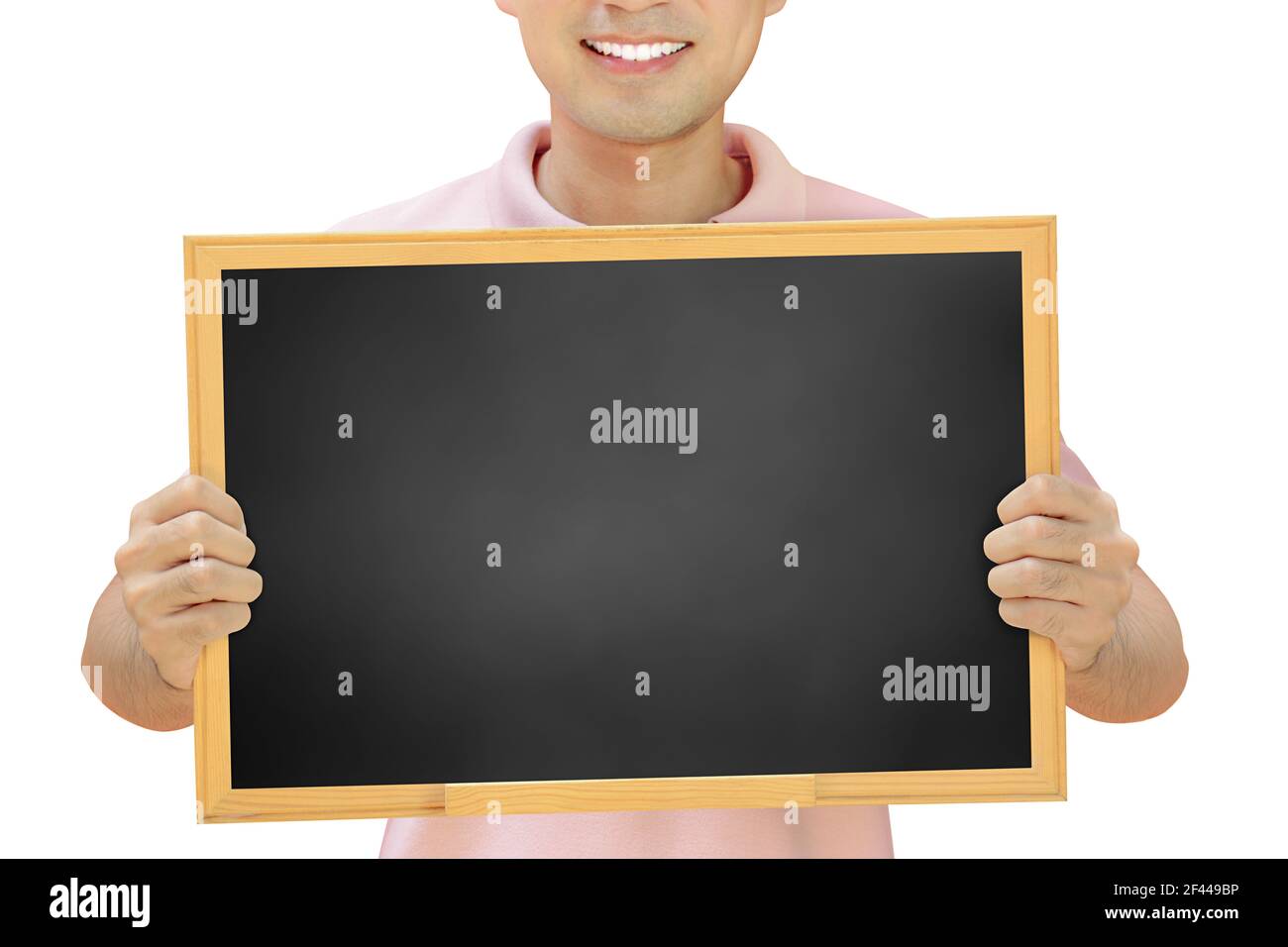 Homme souriant tenant un tableau noir vierge - peut remplir vos textes et être utilisé comme écriteau, avis et panneaux publicitaires, etc Banque D'Images