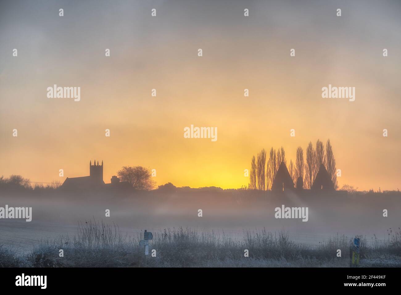 Matin d'automne brumeux dans la campagne du Warwickshire Banque D'Images