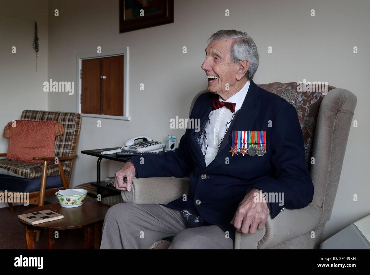 Charlie Pallett Un Veteran De La Seconde Guerre Mondiale Age De 99 Ans Pratique Son Chant Chez Lui A Maidstone Dans Le Kent Apres Avoir Enregistre Une Chanson Pour Recueillir De L Argent