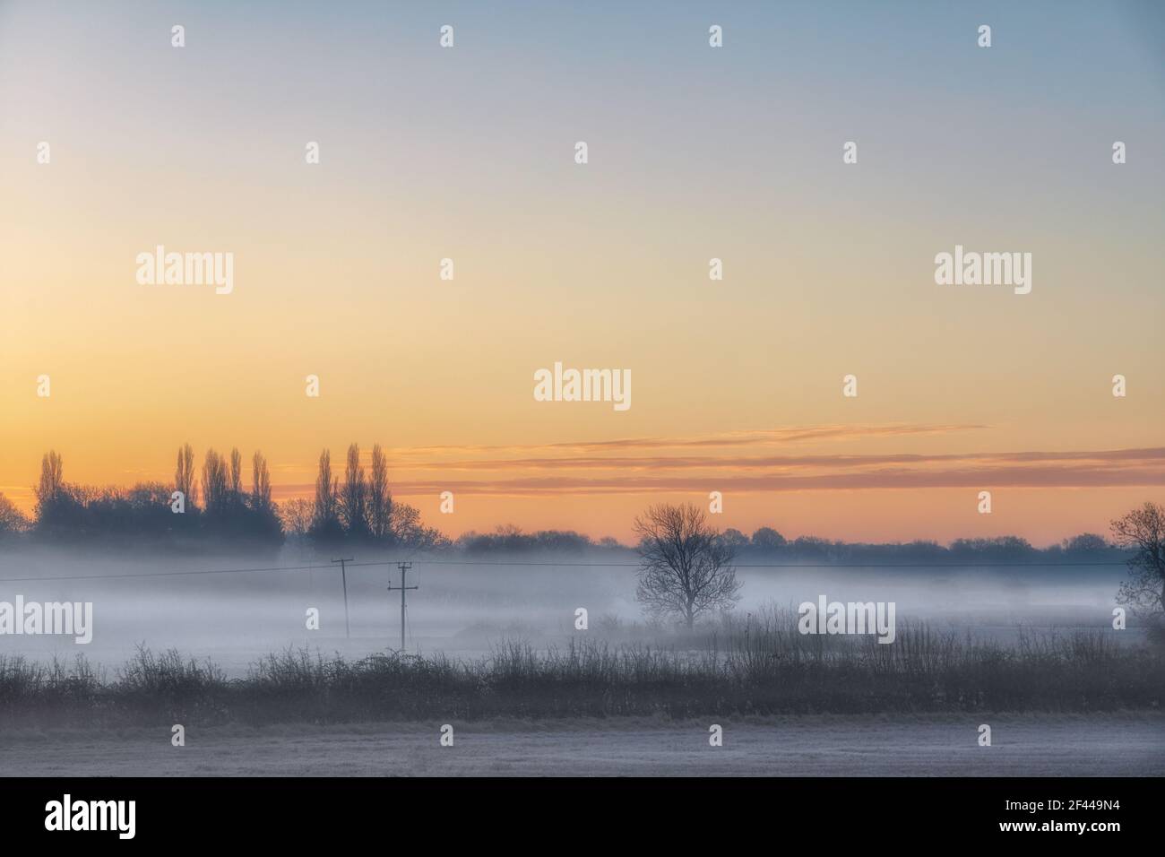 Matin d'automne brumeux dans la campagne du Warwickshire Banque D'Images