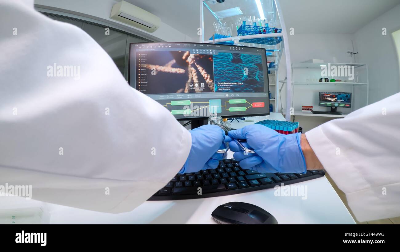 FPV du médecin chercheur mettant un récipient en verre chimique avec du  liquide bleu sur un bureau travaillant en laboratoire équipé regardant  l'image de balayage de l'ADN développant le vaccin contre le