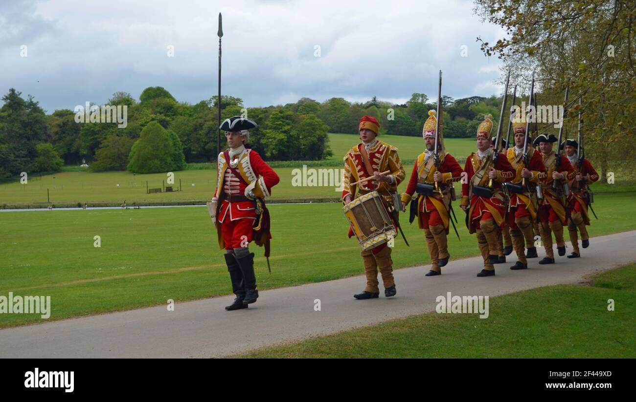 Le Redcoats du Pulteneys Regiment marche dans l'ordre. Banque D'Images