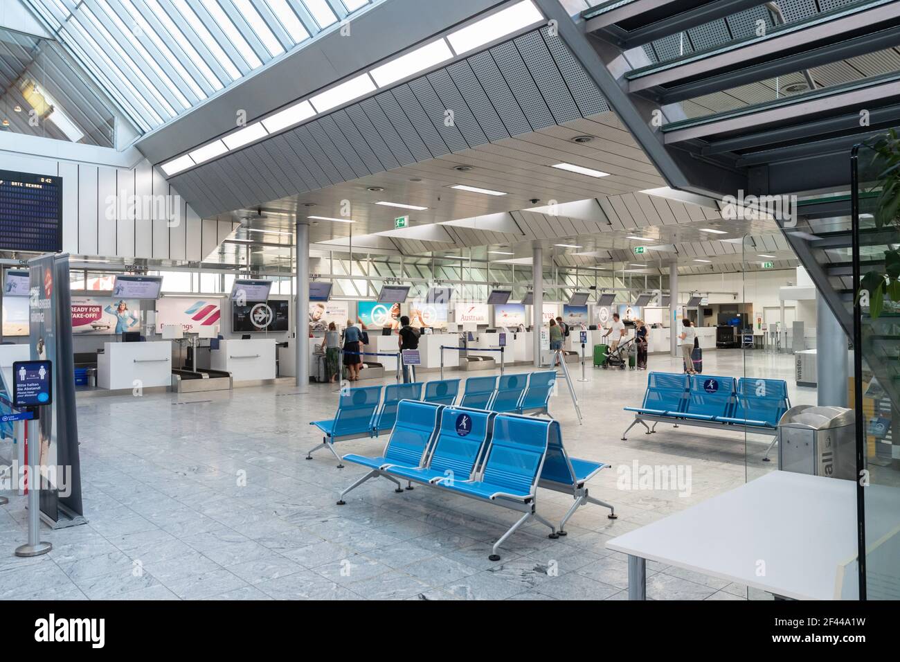hoersching, autriche, 20 août 2020, comptoir d'enregistrement presque vide à l'aéroport de linz Banque D'Images