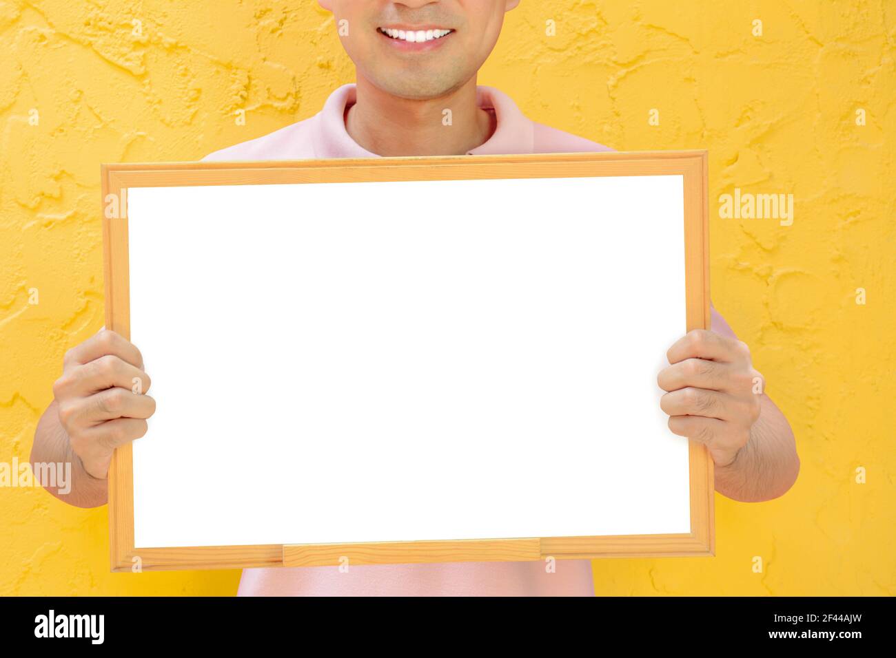 Tableau blanc vierge tenu par un homme souriant Banque D'Images