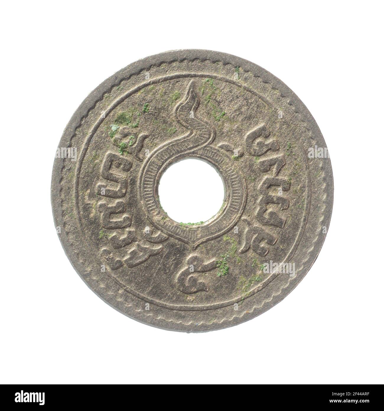 Isolé de 1913 pièces de monnaie thaïlandaises anciennes sur fond blanc. Sous le règne du roi Rama VI de Siam. 5 satang Banque D'Images