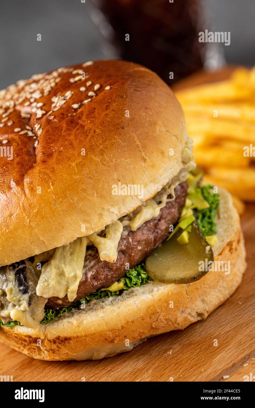 Cheeseburger à l'aubergine, frites et coke. Banque D'Images