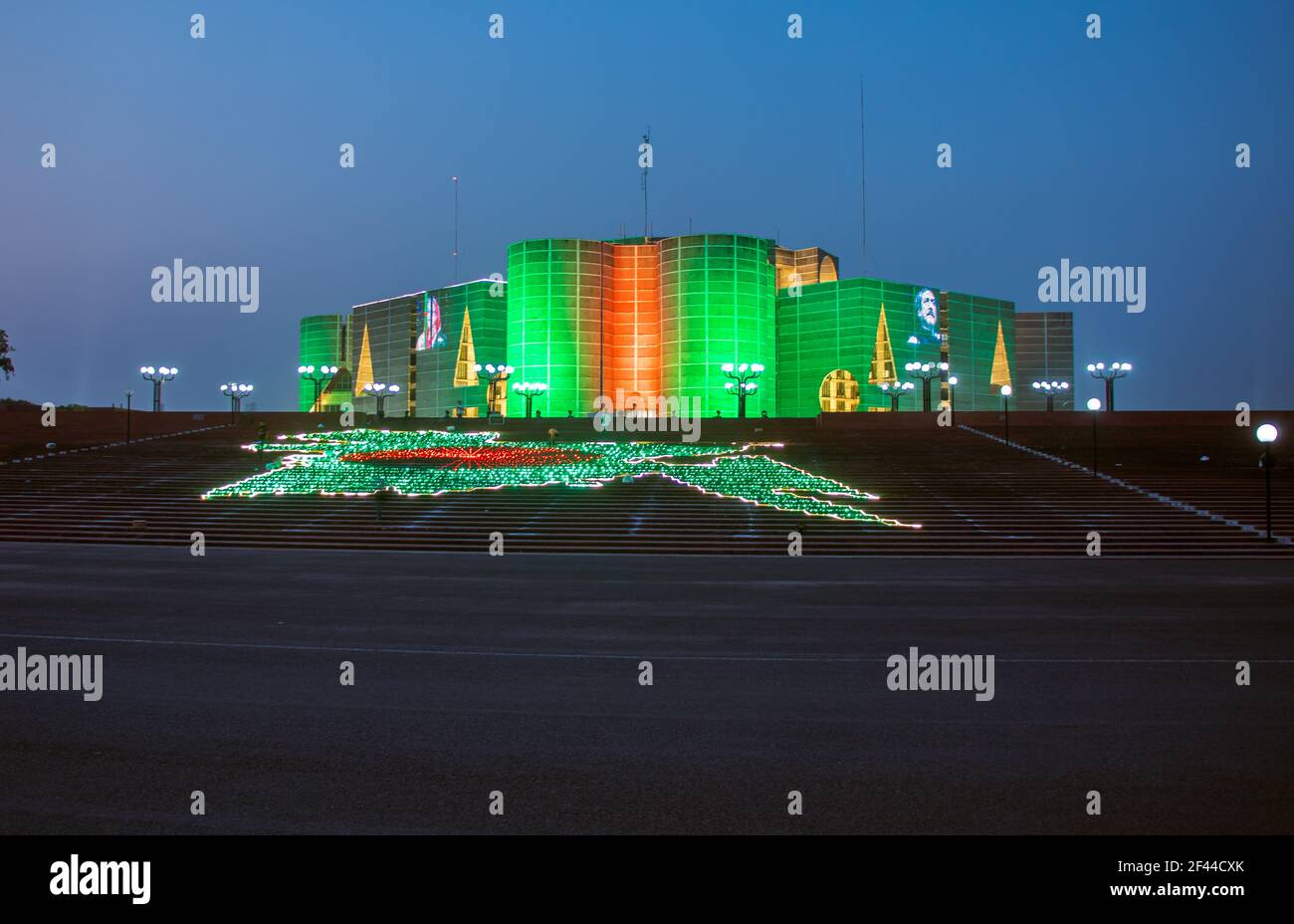 Grand bâtiment du Parlement national du Bangladesh ou Jatiya Sangsad Bhaban, situé à Sher-e-Bangla Nagar. Design par l'architecte Louis Kahn . Banque D'Images