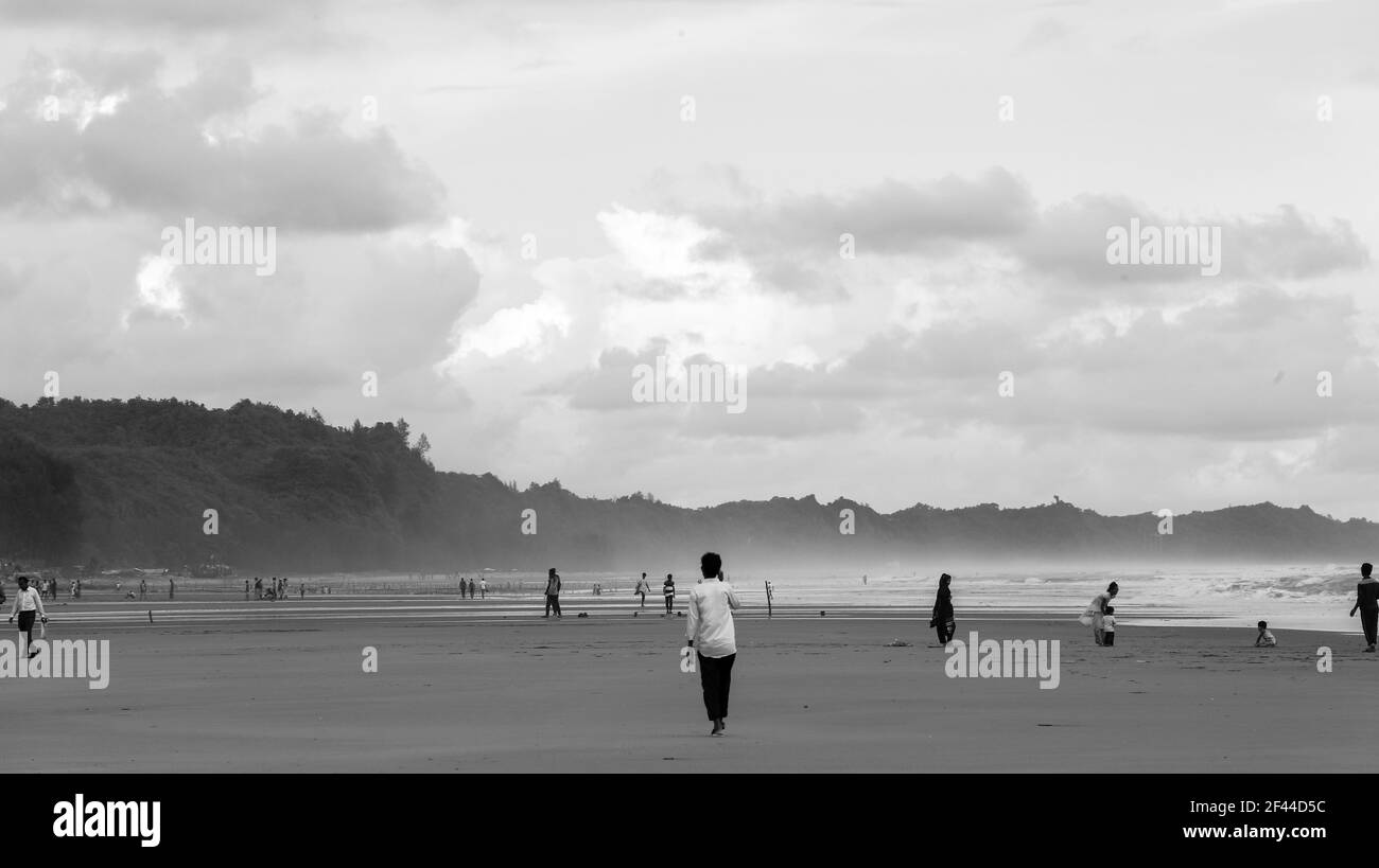 paysage de cox's bazar mer plage . beau ciel nuageux réfléchi sur la plage humide . la plus longue plage de mer dans le monde . Banque D'Images