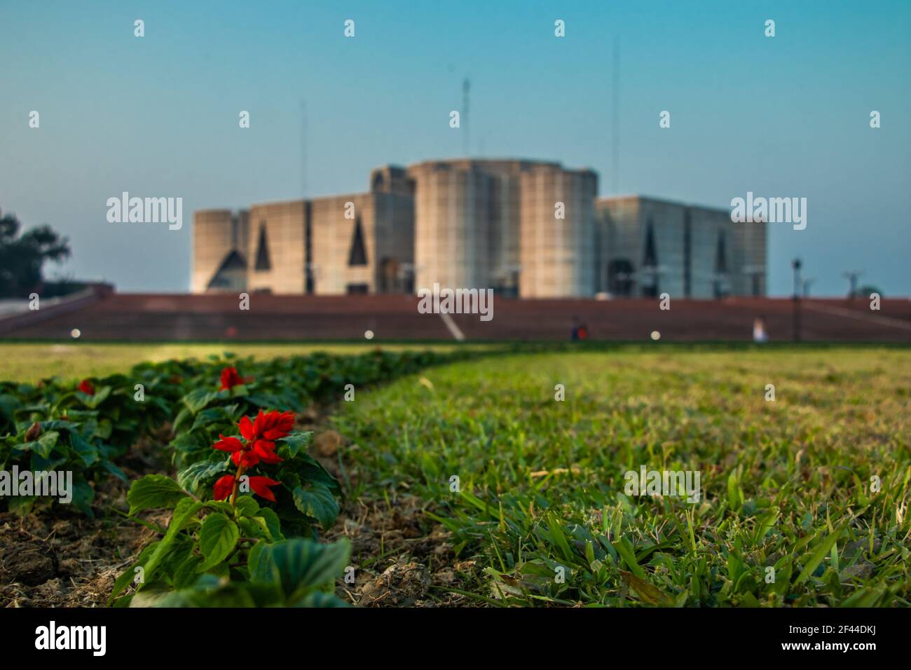 Grand bâtiment du Parlement national du Bangladesh ou Jatiya Sangsad Bhaban, situé à Sher-e-Bangla Nagar. Design par l'architecte Louis Kahn . Banque D'Images