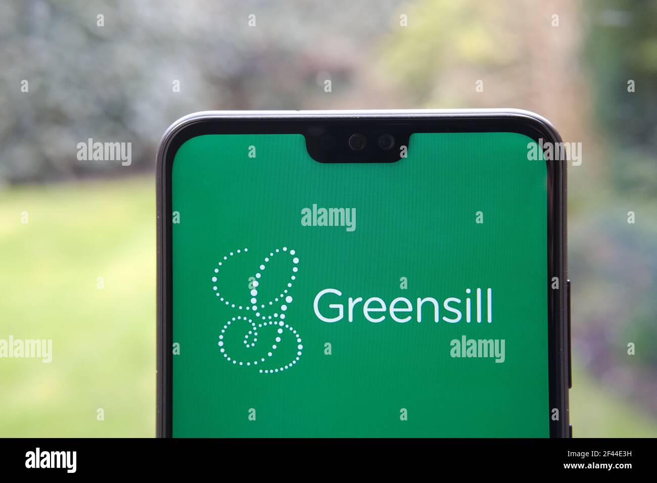 Logo Greenhill visible sur le smartphone et arrière-plan flou. Greenhill Capital était une société de services financiers qui a déposé une demande d'insolvabilité. Banque D'Images