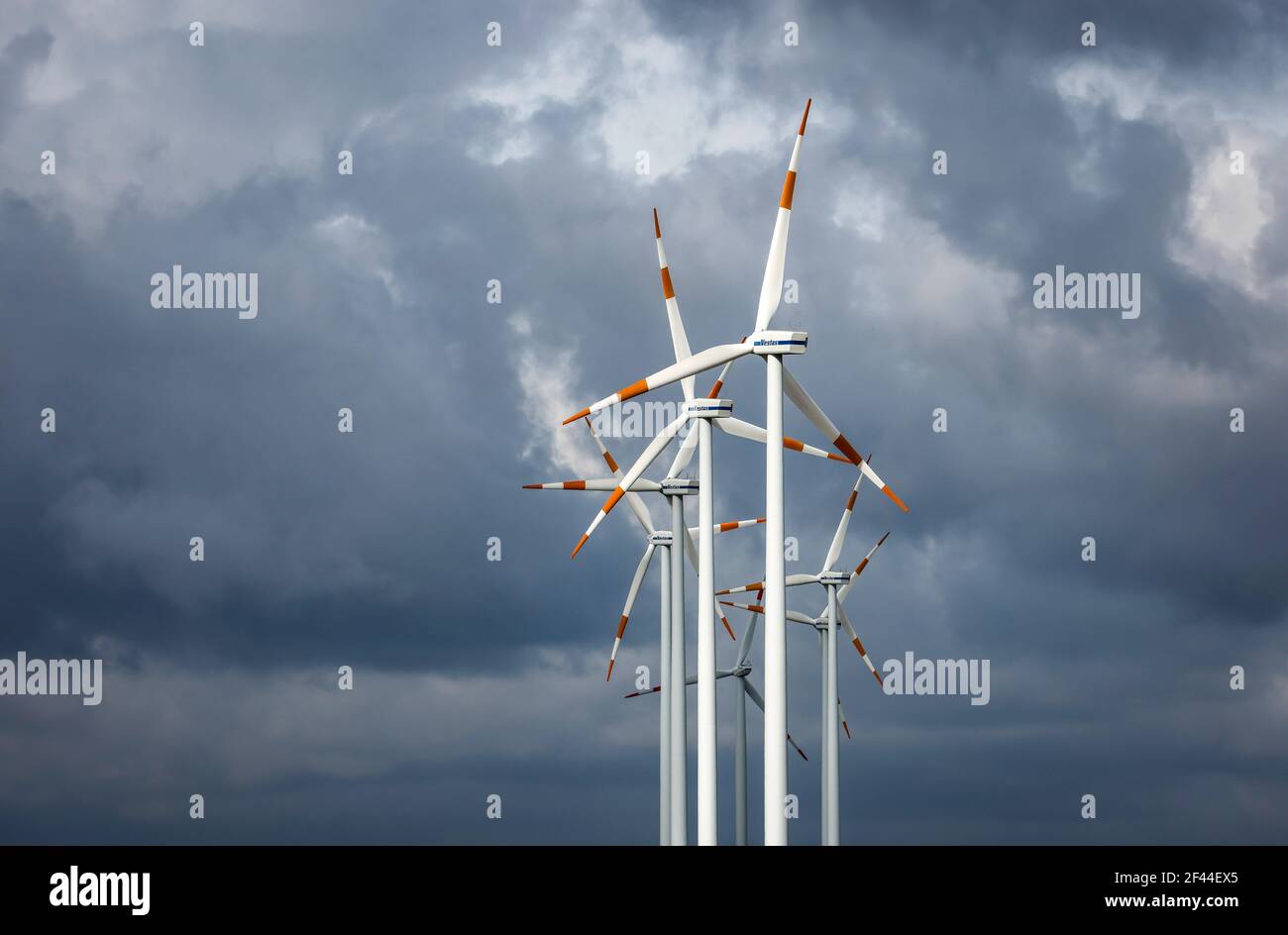 Bedburg, Rhénanie-du-Nord-Westphalie, Allemagne - parc éolien, Vestas éoliennes dans un ciel sombre et nuageux. Banque D'Images