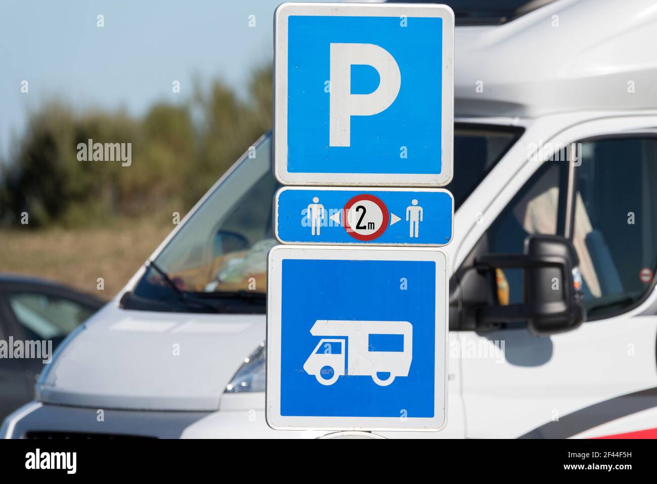 Parking pour les camping-cars avec indication de la distance entre vacanciers Banque D'Images