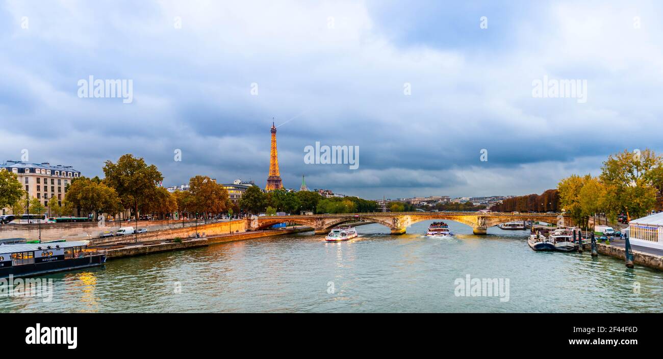La Tour Eiffel vue depuis le pont Alexandre III sur la Seine au crépuscule à Paris en Ile de France Banque D'Images