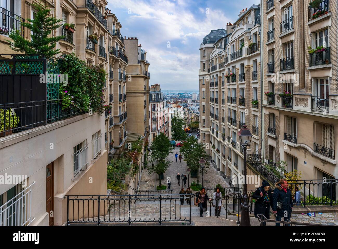 Rue typique du quartier de Montmartre avec ses escaliers, à Paris, France Banque D'Images