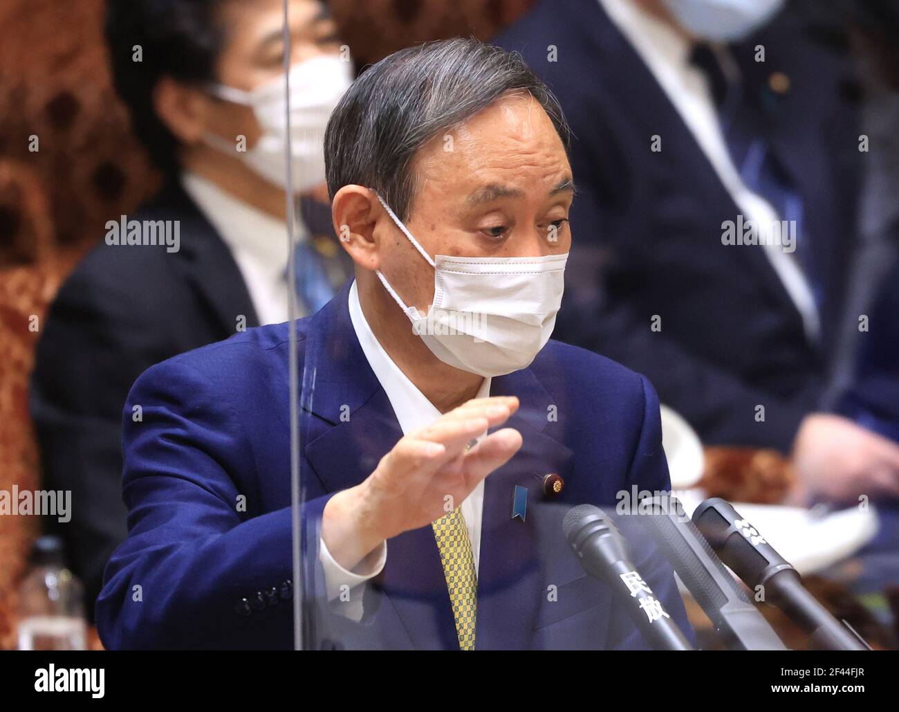 Tokyo, Japon. 19 mars 2021. Le Premier ministre japonais Yoshihide Suga répond à une question à la session du comité du budget de la Chambre haute, à la Diète nationale, à Tokyo, le vendredi 19 mars 2021. Credit: Yoshio Tsunoda/AFLO/Alay Live News Banque D'Images