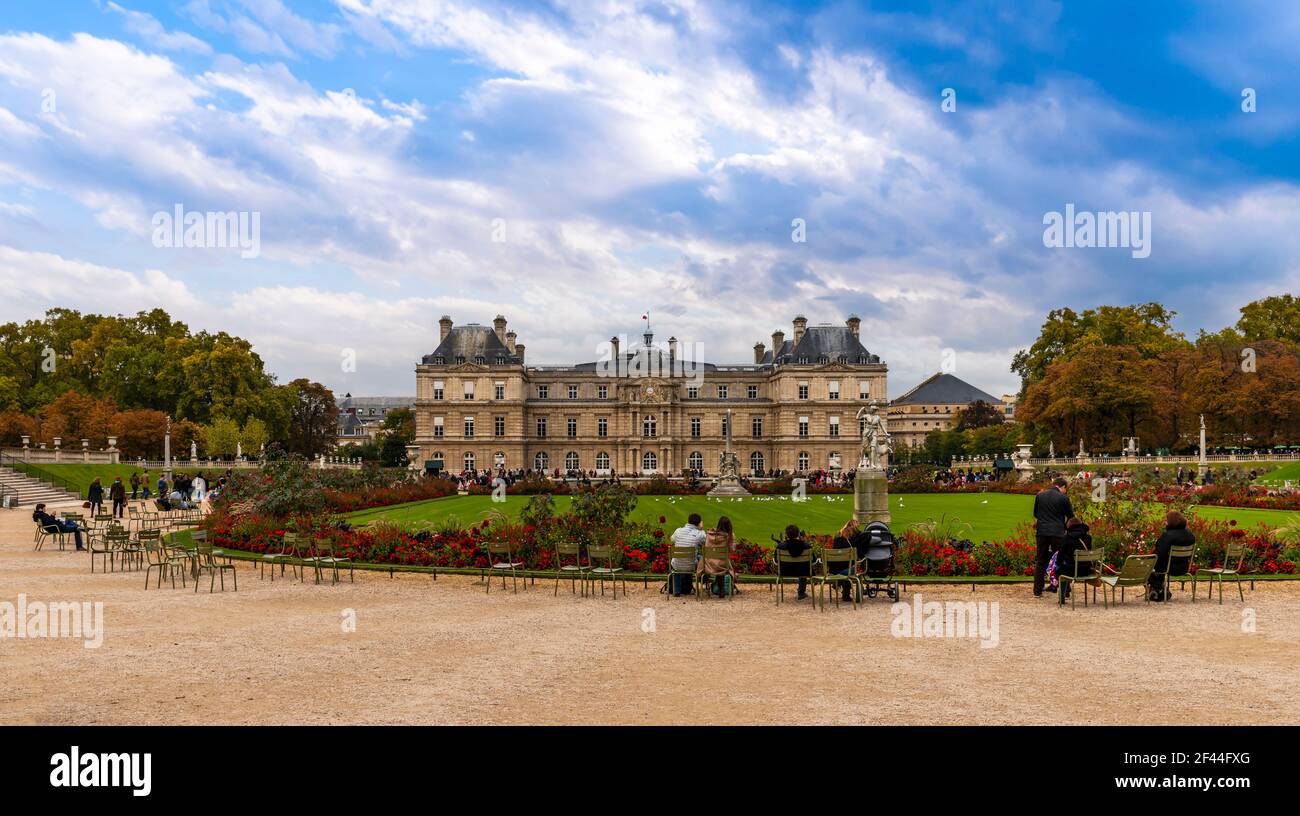 Les Jardins du Luxembourg et le Palais du Luxembourg (le Sénat), avec ses touristes à Paris, France Banque D'Images