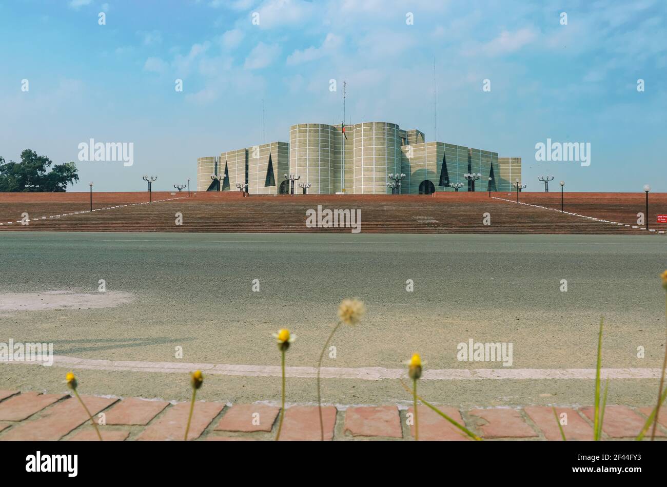 Grand bâtiment du Parlement national du Bangladesh ou Jatiya Sangsad Bhaban, situé à Sher-e-Bangla Nagar. Design par l'architecte Louis Kahn . Banque D'Images